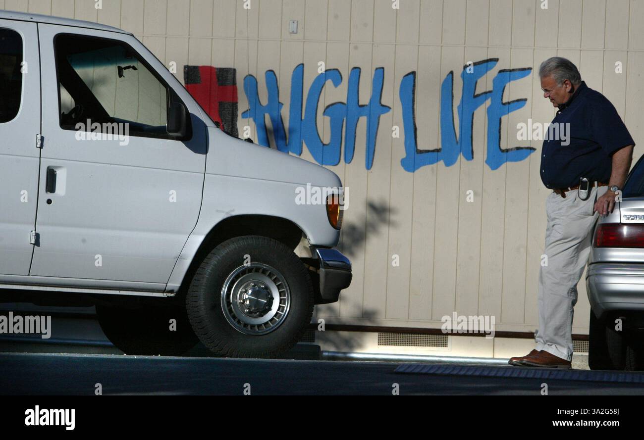Il pastore Henry Wells della Fair Oaks Presbyterian Church guarda il furgone della chiesa che non guideranno più perché è preoccupato per la sicurezza..in aprile, due membri di questa chiesa sono morti quando le gomme del loro furgone si sono rotte. Ora Wells e altri capi della chiesa locale stanno rivalutando i furgoni della chiesa in un momento in cui molti si stanno preparando per i viaggi estivi dei giovani. L'insegna High Life è dipinta su un edificio della scuola superiore, nella chiesa. Foto scattata mercoledì 2 giugno 2004. (Credito: © Sacramento Bee/ZUMAPRESS.com) Foto Stock