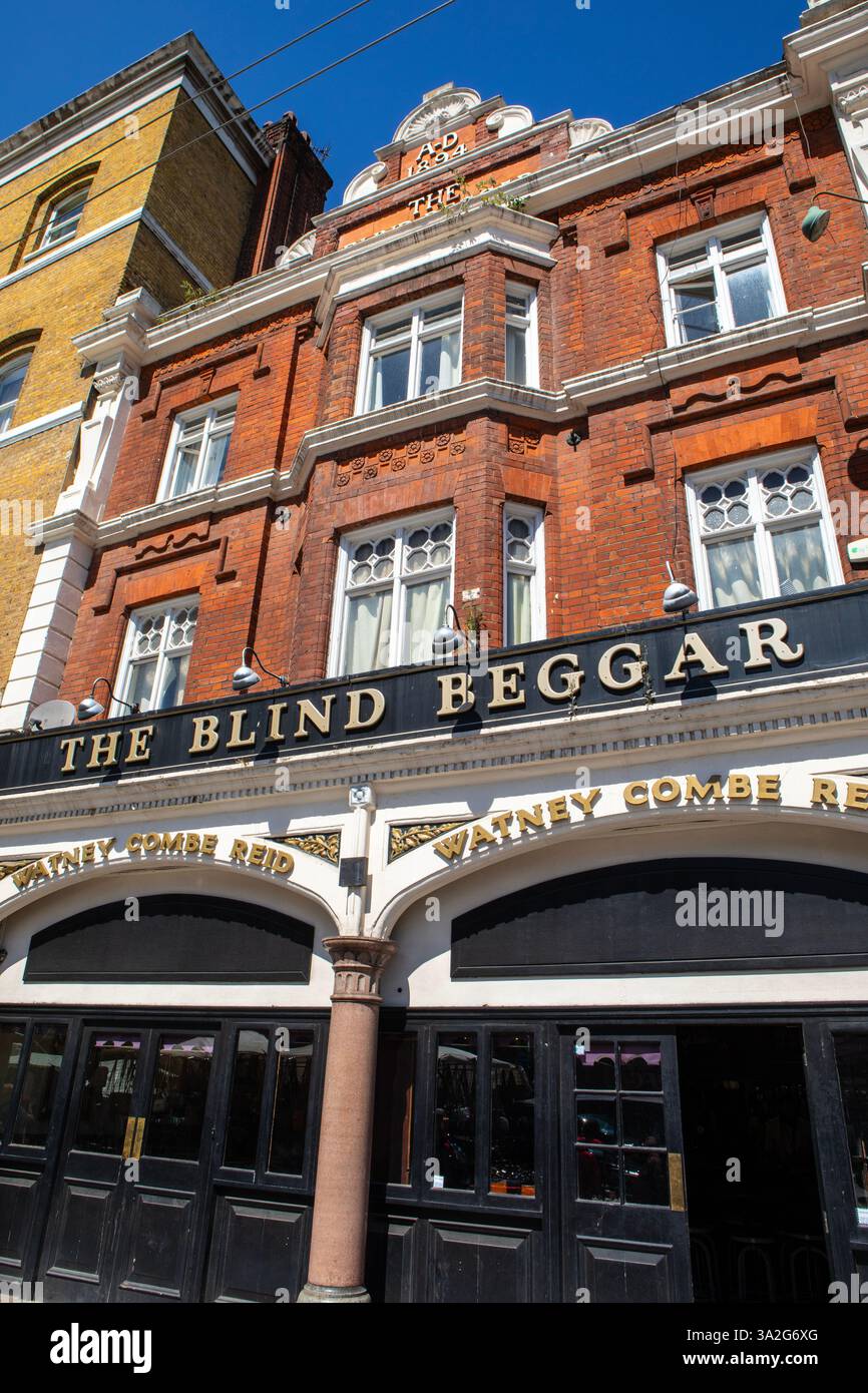 Londra, Regno Unito - 9 agosto 2023: Il Blind Beggar Public House a Whitechapel, Londra - famigerato per essere il luogo in cui Ronnie Kray uccise Georgie Foto Stock