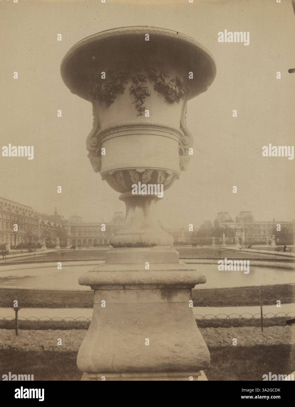 Una fotografia del 1911-12 che mostra un vaso decorativo nei giardini delle Tuileries. L'immagine cattura le caratteristiche artistiche del vaso e il suo rapporto con l'ambiente circostante. Foto Stock