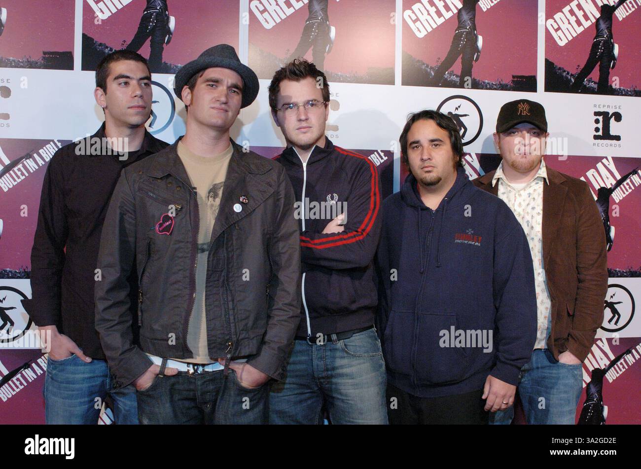 15 novembre 2005; Hollywood, CA, Stati Uniti; musicisti 'New Found Glory' alla prima del film concerto dei Green Day, 'Bullet in a Bible', tenutosi al cinema Arclight di Hollywood. credito obbligatorio: foto di Rob DeLorenzo/ZUMA Press. (©) Copyright 2005 di Rob DeLorenzo Foto Stock