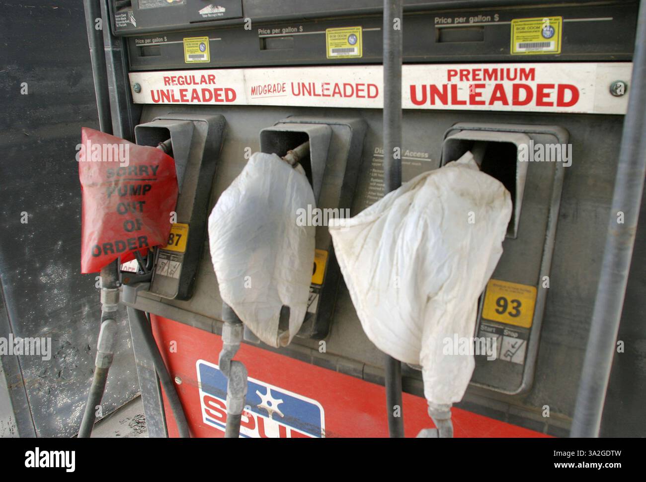 17 novembre 2005; New Orleans, LA, Stati Uniti; carenza di carburante - le stazioni di servizio sono state colpite duramente durante l'uragano Katrina, aumentando i prezzi a livello nazionale. Molte stazioni rimangono chiuse, tra cui quella in cui le linee di fango e alluvione sono visibili sulle pompe di gas e sui sacchetti che riportano "fuori servizio" coprono le maniglie. Credito obbligatorio: Foto di Marianna Day Massey/ZUMA Press. (©) Copyright 2005 di Marianna Day Massey Foto Stock