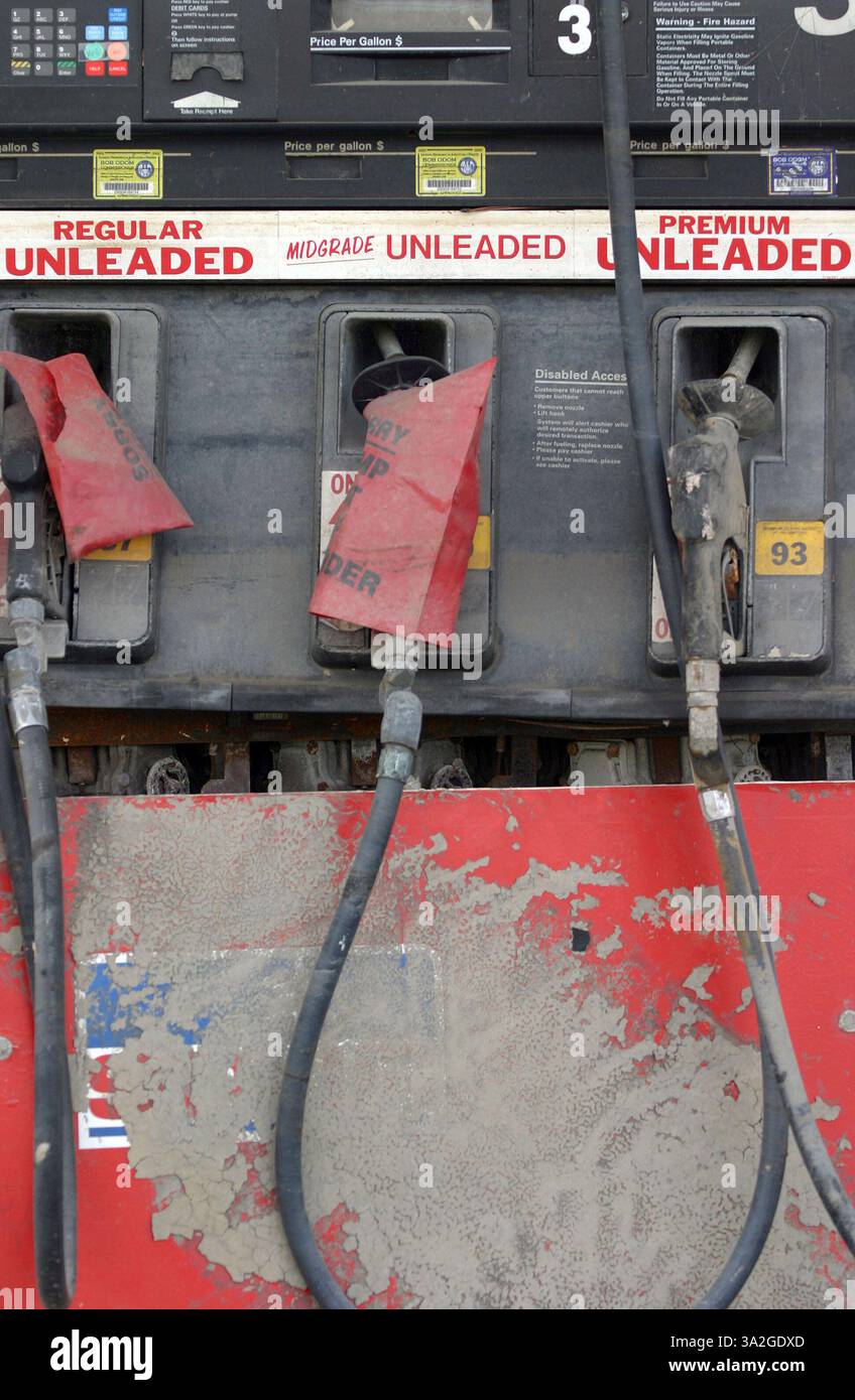 17 novembre 2005; New Orleans, LA, Stati Uniti; carenza di carburante - le stazioni di servizio sono state colpite duramente durante l'uragano Katrina, aumentando i prezzi a livello nazionale. Molte stazioni rimangono chiuse, tra cui quella in cui le linee di fango e alluvione sono visibili sulle pompe di gas e sui sacchetti che riportano "fuori servizio" coprono le maniglie. Credito obbligatorio: Foto di Marianna Day Massey/ZUMA Press. (©) Copyright 2005 di Marianna Day Massey Foto Stock