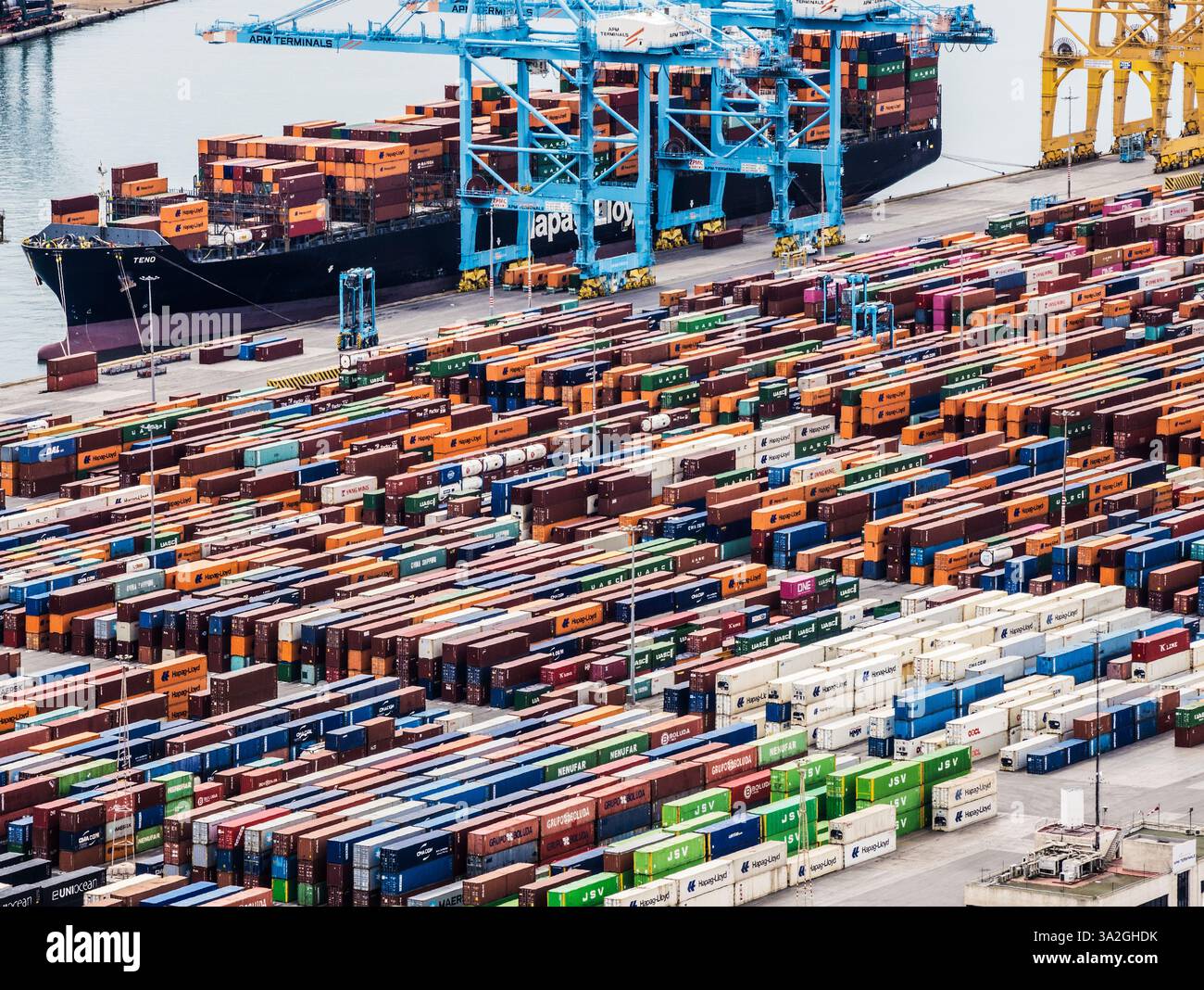 Trasporto di container sulla banchina del porto di Barcellona in Spagna. Foto Stock