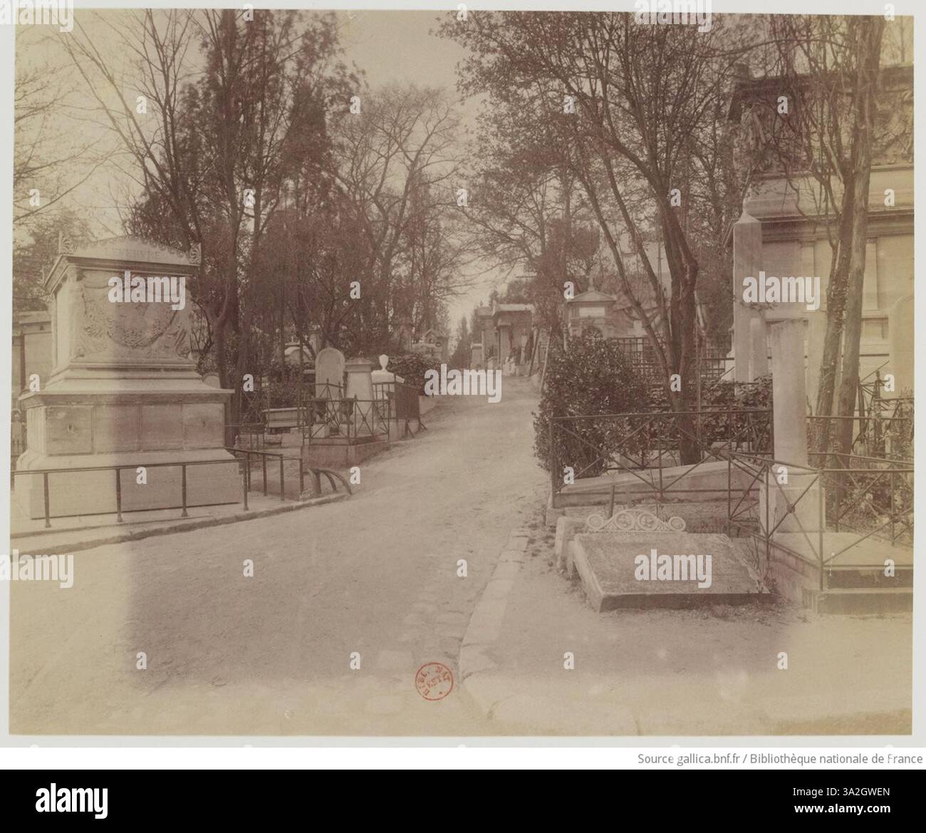 La fotografia di Eugène Atget della sezione Carré des Généraux del cimitero di Père Lachaise, scattata all'inizio del XX secolo. Questo sito storico è noto per le sue figure militari e notevoli, e l'immagine di Atget mette in evidenza la sua architettura solenne e le lapidi. Foto Stock