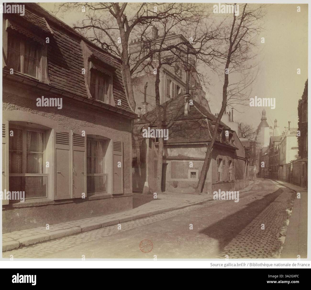 La fotografia di Eugène Atget di una tradizionale casa vecchia in Rue Raynouard, Passy, che mette in risalto la tipica architettura delle residenze parigine. Foto Stock