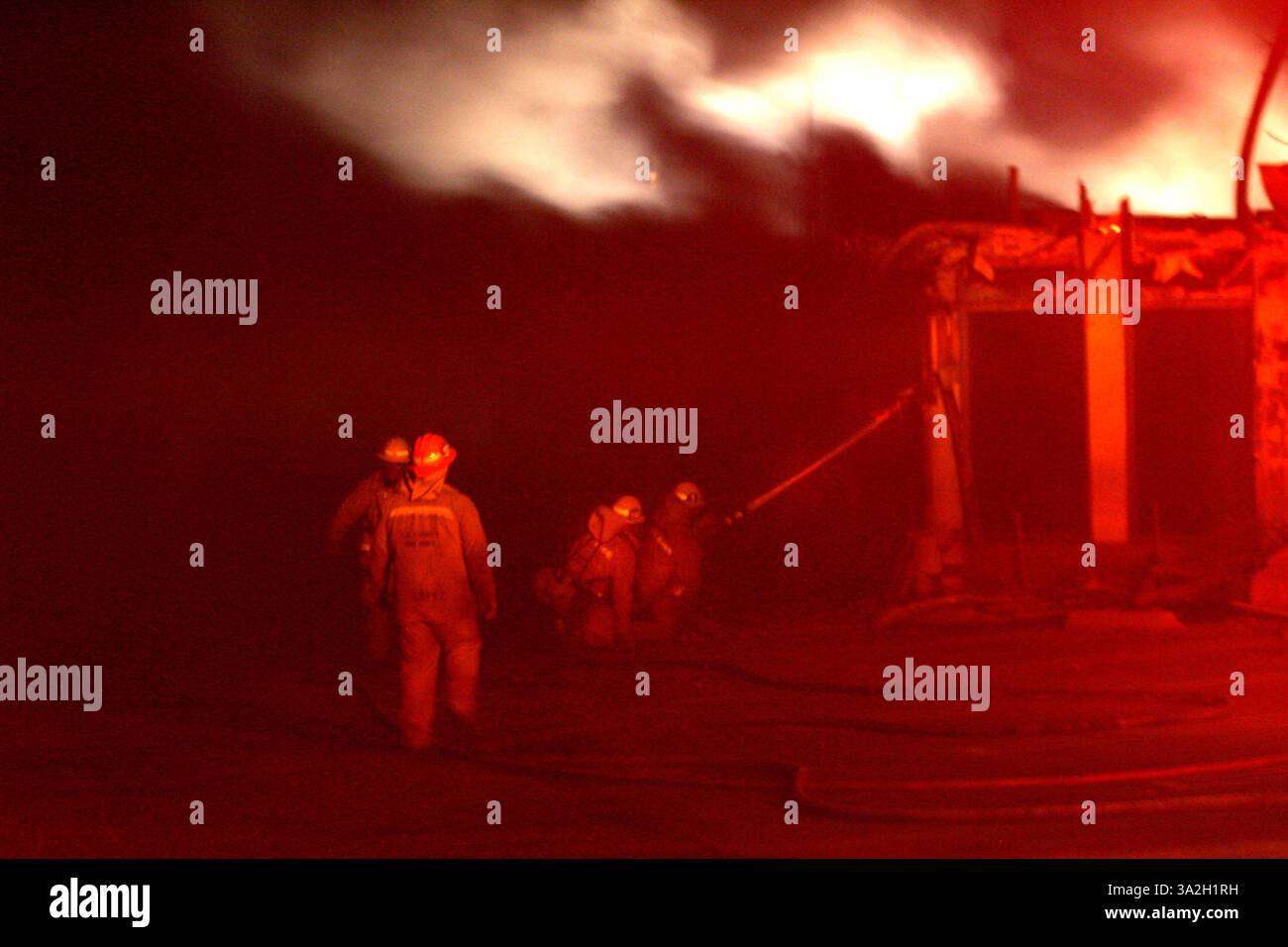 Durante i venti forti i vigili del fuoco della contea di Los Angeles hanno messo l'acqua per raffreddare una struttura sulla Malibu Canyon Drive vicino alla Pepperdine University, 21 ottobre 2007. Fire (credito: © Sacramento Bee/ZUMAPRESS.com) Foto Stock