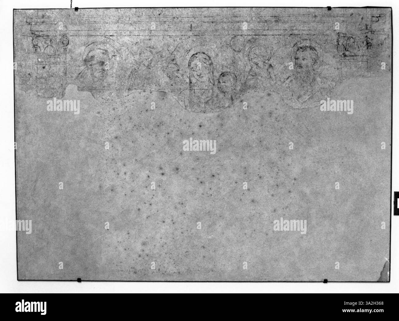 Questa opera di Benozzo Gozzoli raffigura la Madonna in trono con santi, un tema religioso comune nell'arte rinascimentale. La Madonna è centrale, seduta su un trono, circondata da vari santi, ciascuno raffigurato con espressioni e gesti individualizzati. Il pezzo esemplifica lo stile gotico con colori vivaci e dettagli intricati, sottolineando il significato spirituale delle figure. Foto Stock