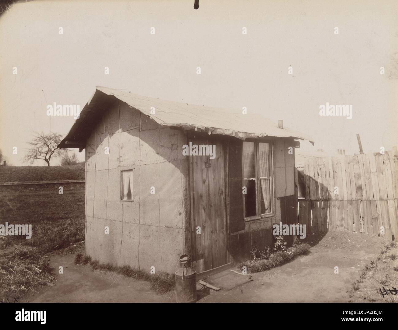 Questa fotografia del 1910 di Eugène Atget mostra la porte d'Ivry e la villa des chiffonniers, una scena che mostra la porta della città e l'architettura circostante di Parigi. Foto Stock