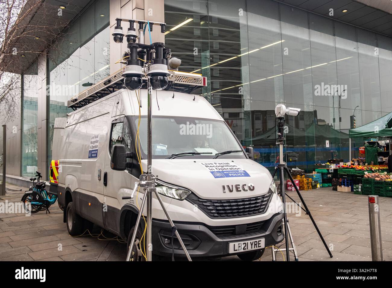 LONDRA - 11 FEBBRAIO 2025: Riconoscimento facciale dal vivo in funzione fuori dalla stazione di Shepherds Bush nella zona ovest di Londra Foto Stock