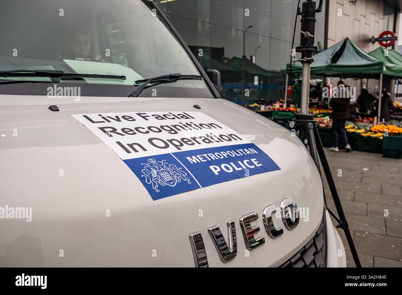 LONDRA - 11 FEBBRAIO 2025: Riconoscimento facciale dal vivo in funzione fuori dalla stazione di Shepherds Bush nella zona ovest di Londra Foto Stock