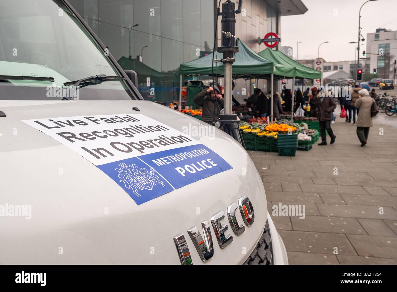 LONDRA - 11 FEBBRAIO 2025: Riconoscimento facciale dal vivo in funzione fuori dalla stazione di Shepherds Bush nella zona ovest di Londra Foto Stock
