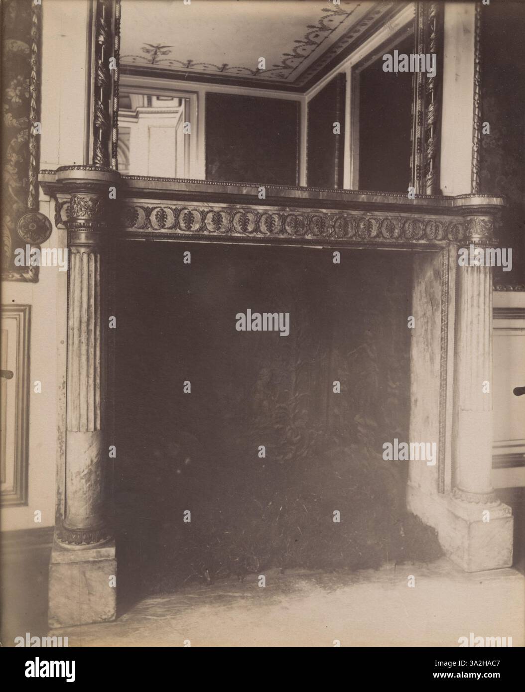Questa fotografia del 1913 di Eugène Atget presenta l'Château de Bagatelle, con la sua architettura neoclassica e i giardini ben curati, situato nel Bois de Boulogne di Parigi. Foto Stock