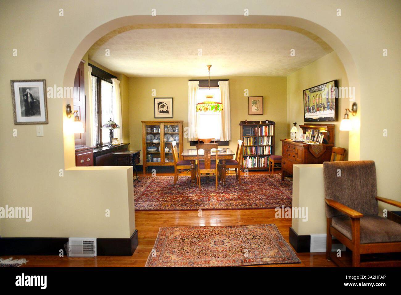 18 novembre 2012 - Pittsburgh, Pennsylvania, USA - l'apertura tra la sala da pranzo e il soggiorno ha dovuto essere ricostruita durante i lavori di ristrutturazione nella casa in stile artigiano di Bill e June Sheppard nel quartiere Brentwood di Pittsburgh. La coppia ha trascorso anni a lavorare alla riprogettazione, che è stata scatenata cercando un posto dove ospitare due pianoforti a coda. (Immagine di credito: © Robin Rombach/MCT/ZUMA Wire) Foto Stock