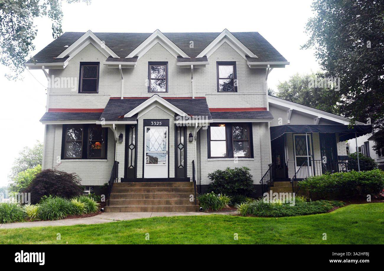 18 novembre 2012 - Pittsburgh, Pennsylvania, Stati Uniti - Bill e June Sheppard hanno trascorso anni a ristrutturare questa casa in stile artigiano nel quartiere Brentwood di Pittsburgh. L'idea è nata inizialmente in modo che la coppia potesse ospitare due pianoforti a coda. (Immagine di credito: © Robin Rombach/MCT/ZUMA Wire) Foto Stock