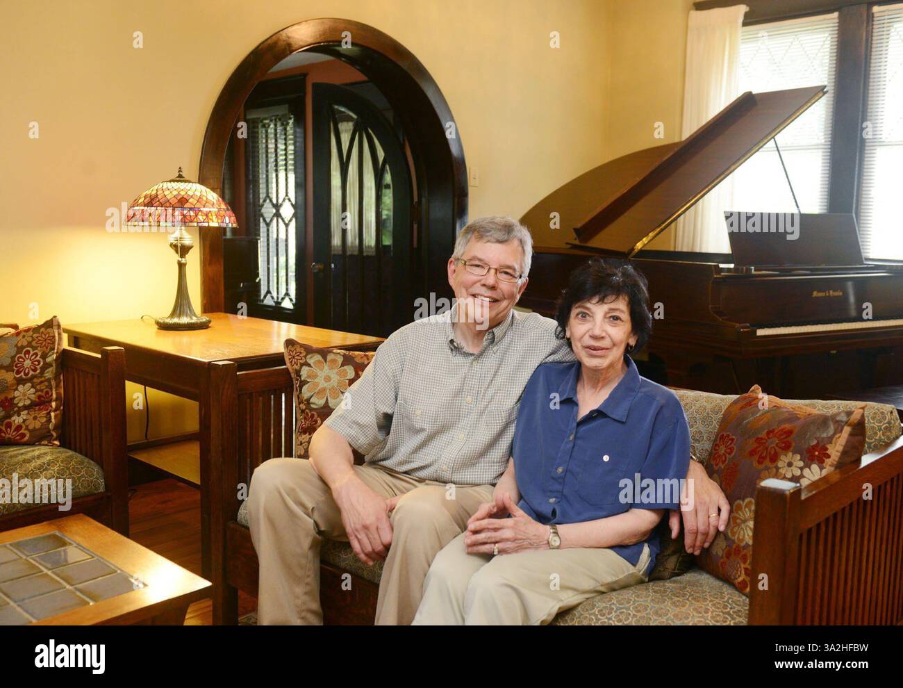 18 novembre 2012 - Pittsburgh, Pennsylvania, USA - Bill e June Sheppard si posano per un ritratto nel novembre 2012 nella loro casa in stile artigiano nel quartiere Brentwood di Pittsburgh. (Immagine di credito: © Robin Rombach/MCT/ZUMA Wire) Foto Stock