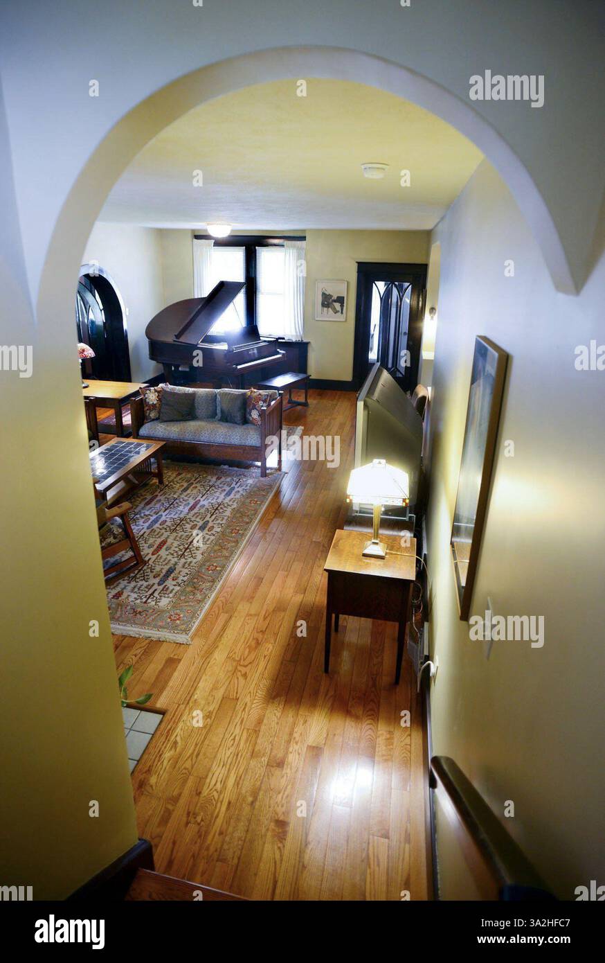 18 novembre 2012 - Pittsburgh, Pennsylvania, Stati Uniti - Vista del soggiorno dalle scale che conducono al secondo piano nella casa in stile artigiano ristrutturata di Bill e June Sheppard nel quartiere Brentwood di Pittsburgh. I piani della coppia per rinnovare la casa sono iniziati quando hanno cercato un posto dove ospitare due pianoforti a coda. (Immagine di credito: © Robin Rombach/MCT/ZUMA Wire) Foto Stock