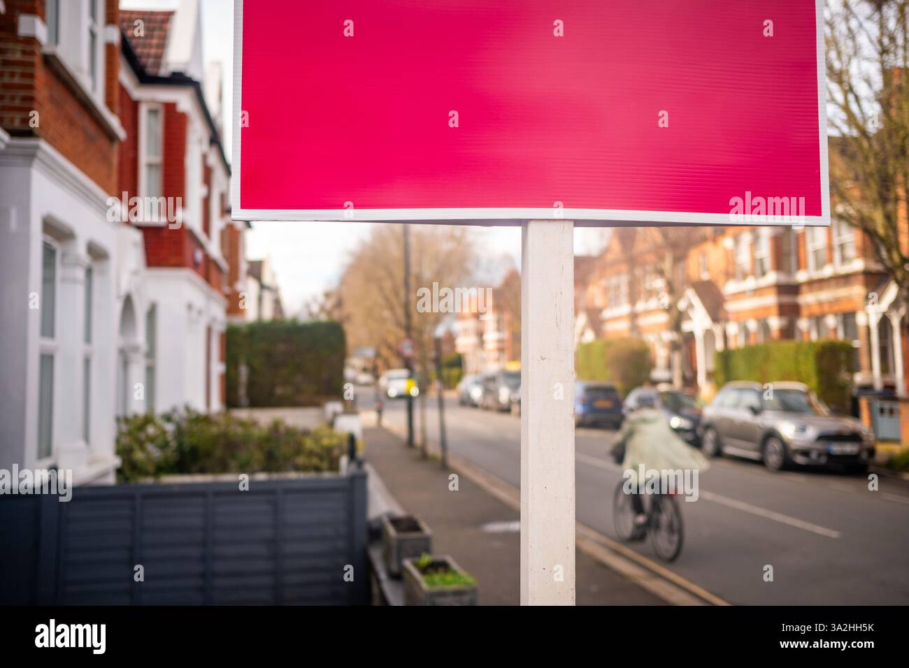 LONDRA - 25 FEBBRAIO 2025: Cartello bianco in stile agente immobiliare con spazio per la copia su una strada di case residenziali Foto Stock