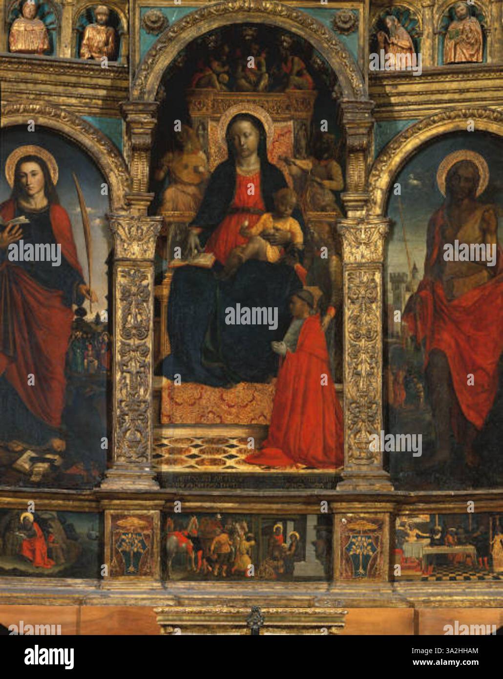 Questo polittico di Vincenzo Foppa raffigura la Madonna col bambino circondata dai Santi Giovanni Battista e Giovanni Evangelista, venerati dai donatori del pezzo. Foto Stock