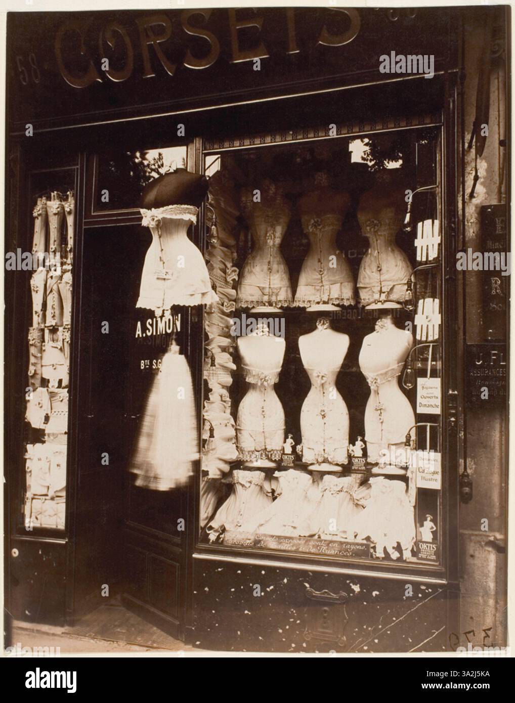 Questa fotografia di Atget mostra un venditore di corsetti in Boulevard de Strasbourg a Parigi, mettendo in evidenza il commercio quotidiano delle strade di Parigi durante i primi anni del XX secolo. Foto Stock