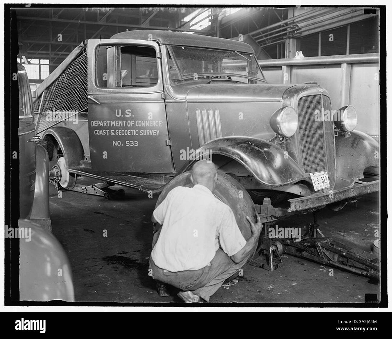 Riparazione camion governativi [...] garage - - Stati Uniti--Distretto di Columbia--Washington (D.C.) 1937 Foto Stock