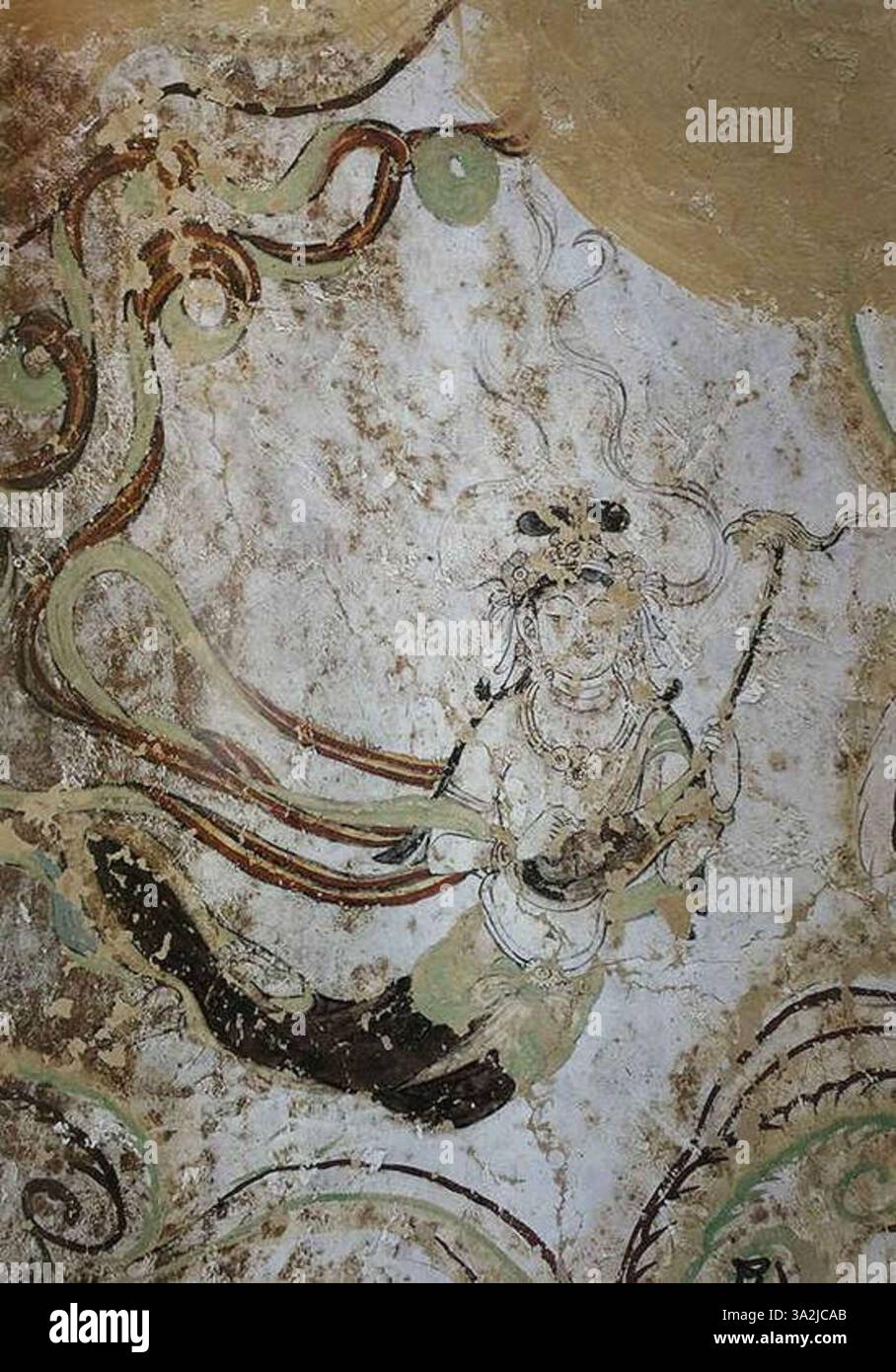 Questa immagine raffigura un'Apsara, un essere celeste, che suona un konghou con testa di Fenice, uno strumento musicale tradizionale cinese. La scena è tratta dai murales della Grotta di Yulin della dinastia Tang, che illustrano l'armonia tra musica e spiritualità. Foto Stock