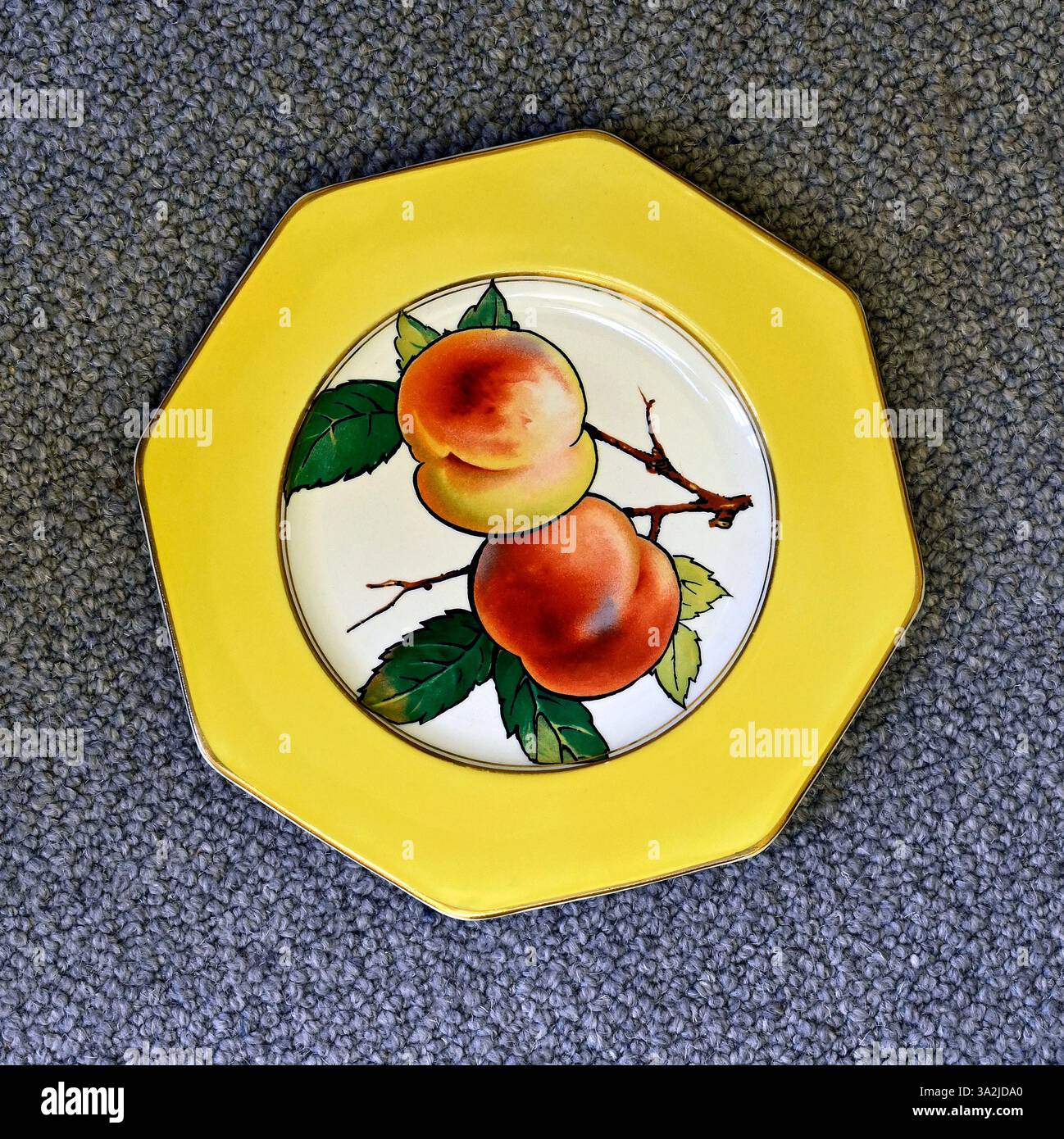 "Pesche", piatto ottagonale decorativo in ceramica di Wedgwood Brothers, Burslem, Stoke-on-Trent, Staffordshire, Inghilterra, Regno Unito, Europa. Foto Stock