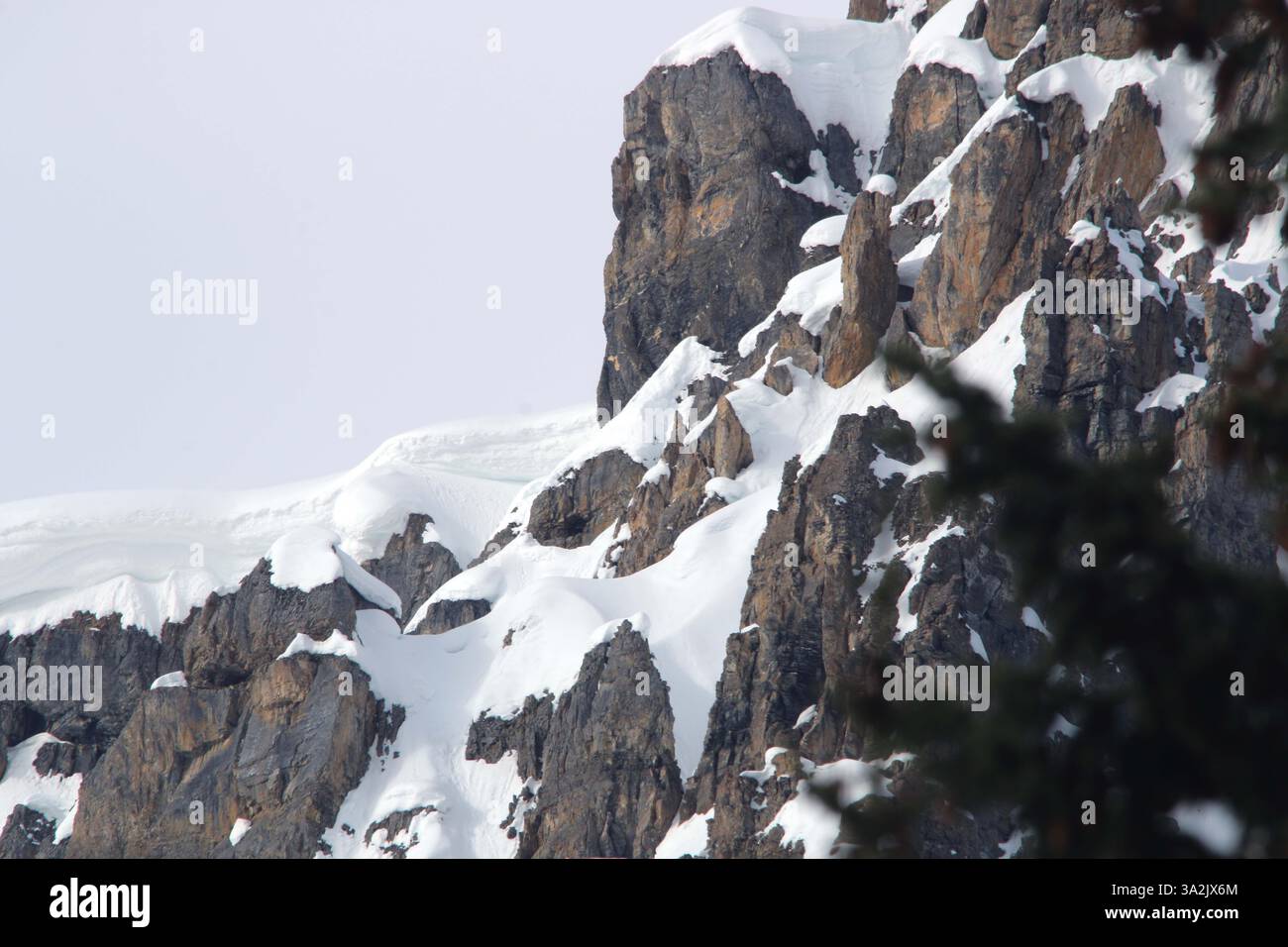 20 maggio 2014 - Calgary, AB, Canada - neve sulle cime sopra il lago Bow a nord del lago Louise, alta, martedì 20 maggio 2014. Il lago Bow si trova alle sorgenti del fiume Bow. Mike Drew/Calgary Sun/QMI Agency (immagine di credito: © Mike Drew/QMI Agency/ZUMAPRESS.com) Foto Stock