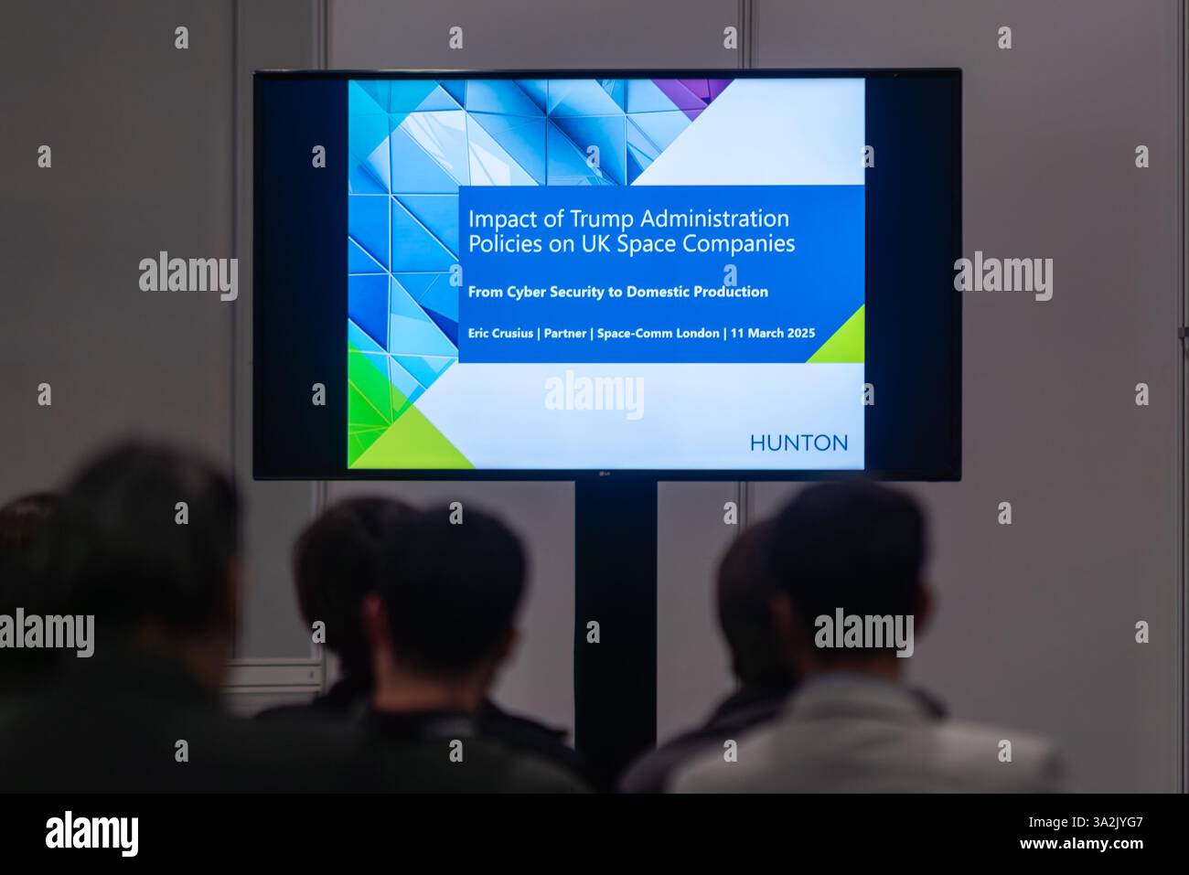 Discussione sulla politica dell'amministrazione Trump allo Space-Comm Expo di Excel Londra, Regno Unito. Impatto dell'amministrazione Trump sulle società spaziali del Regno Unito Foto Stock