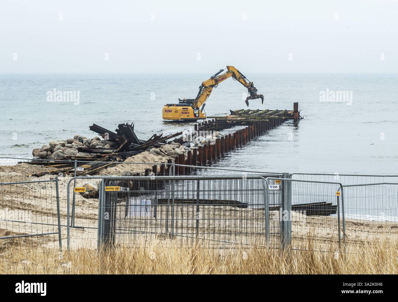 Escavatore utilizzato per la riparazione e la costruzione di impianti balneari a Ystads Saltsjoebad, la spiaggia di Ystad, Ystad, contea di Skane, Mar Baltico, Svezia, Foto Stock