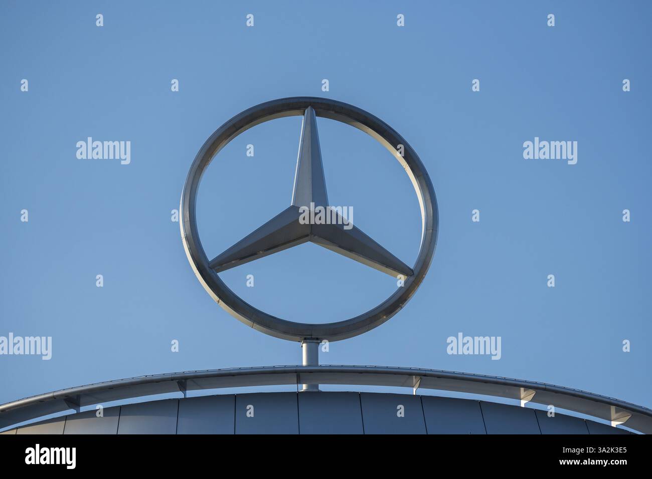 La stella Mercedes si trova in una posizione di rilievo contro un cielo limpido, Stuttgart-Untertuerkheim, Baden-Wuerttemberg, Germania, Europa Foto Stock