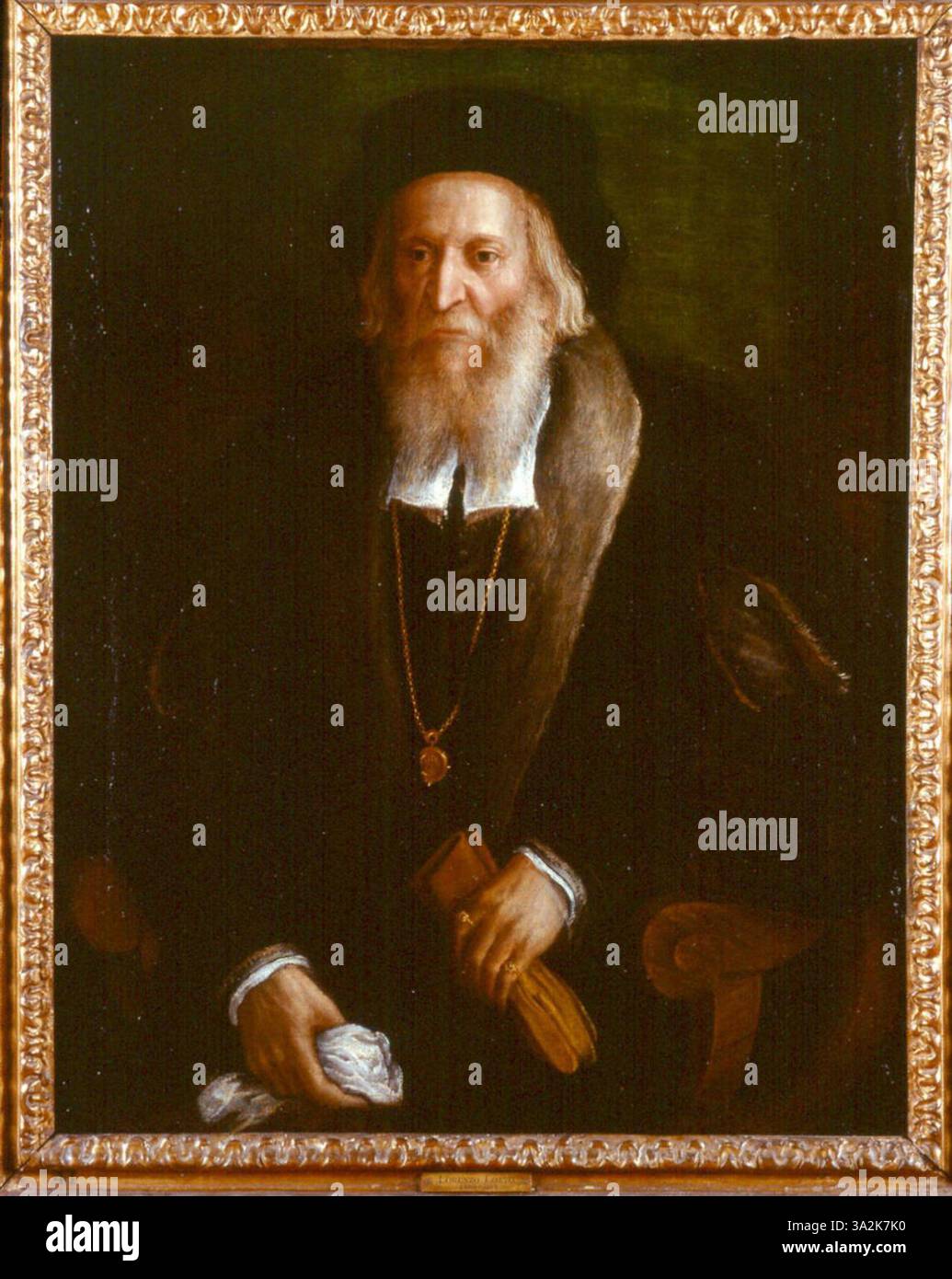 Questo ritratto di Lorenzo lotto, dipinto intorno al 1544, raffigura un dignitoso gentiluomo. L'uso di ritratti realistici da parte di lotto cattura la personalità e lo status del soggetto, esemplificando la maestria dell'artista nel trasmettere il carattere individuale. Foto Stock