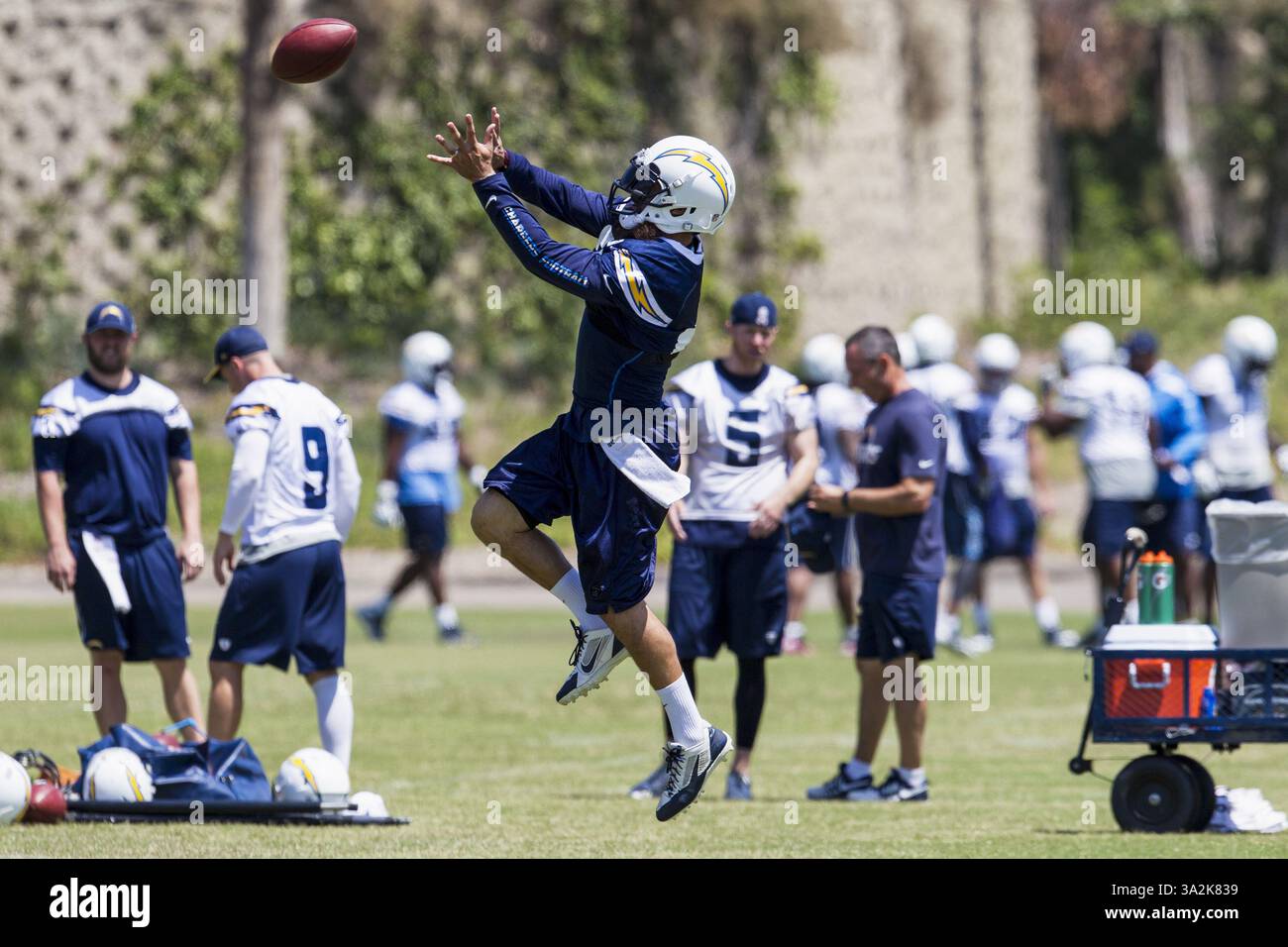 27 maggio 2014 - San Diego, California, U. S - FS ERIC WEDDLE [32] dei San Diego Chargers partecipa a tip drill durante le prime OTA della stagione 2014. (Immagine di credito: © Bill Reilly/ZUMAPRESS.com) Foto Stock