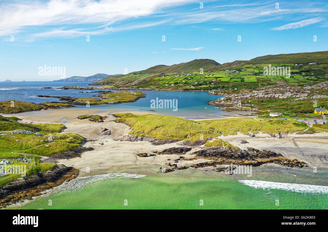 Spiaggia della baia di Derrynane a ovest di Caherdaniel sul Ring of Kerry, penisola di Iveragh, Irlanda. Guardando a ovest. Casa di Daniel o'Connell Foto Stock