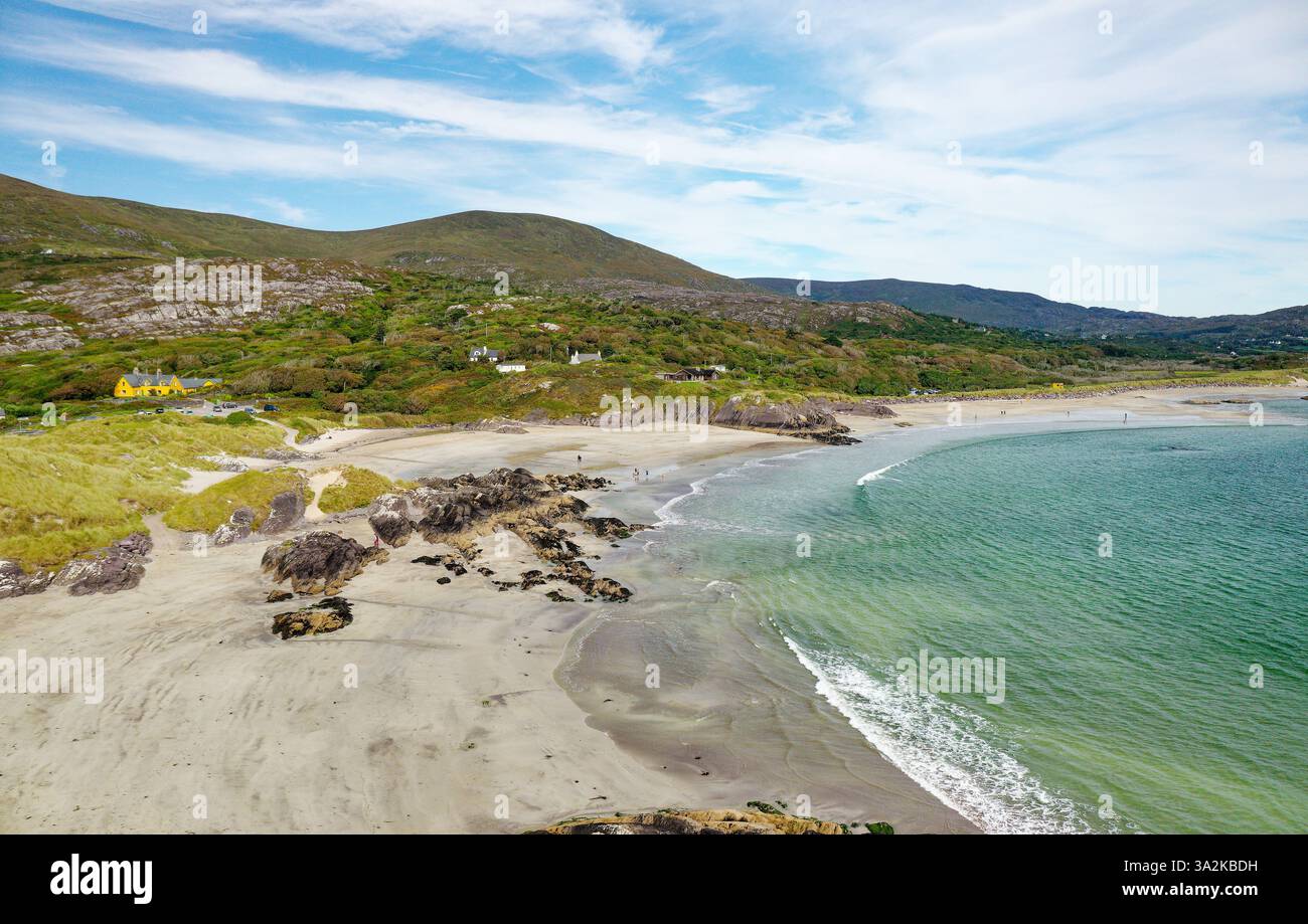 Spiaggia della baia di Derrynane a ovest di Caherdaniel sul Ring of Kerry, penisola di Iveragh, Irlanda. Guardando a est Foto Stock