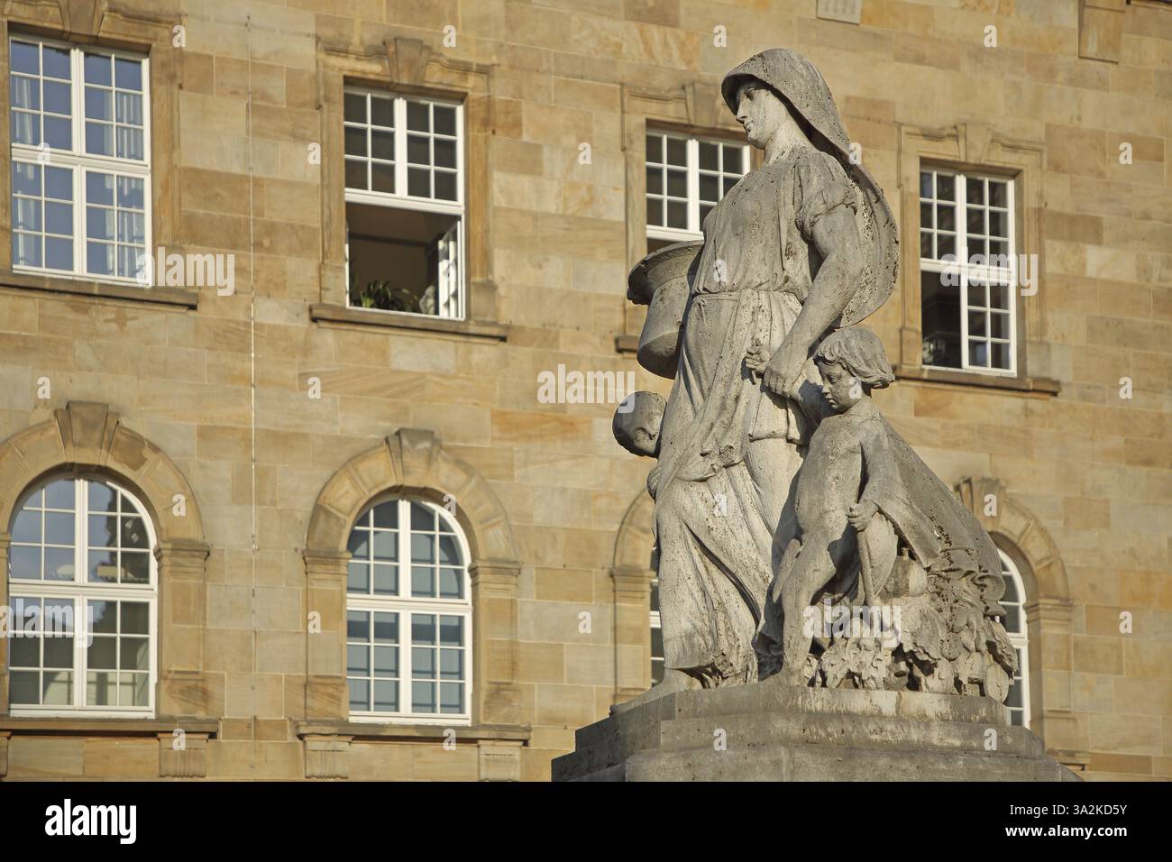 Henschelbrunnen, Henschel, fontana, figura femminile con bambini e con un vaso, scultura in pietra, brocca, municipio, Obere Koenigsstrasse, Kassel, lui Foto Stock