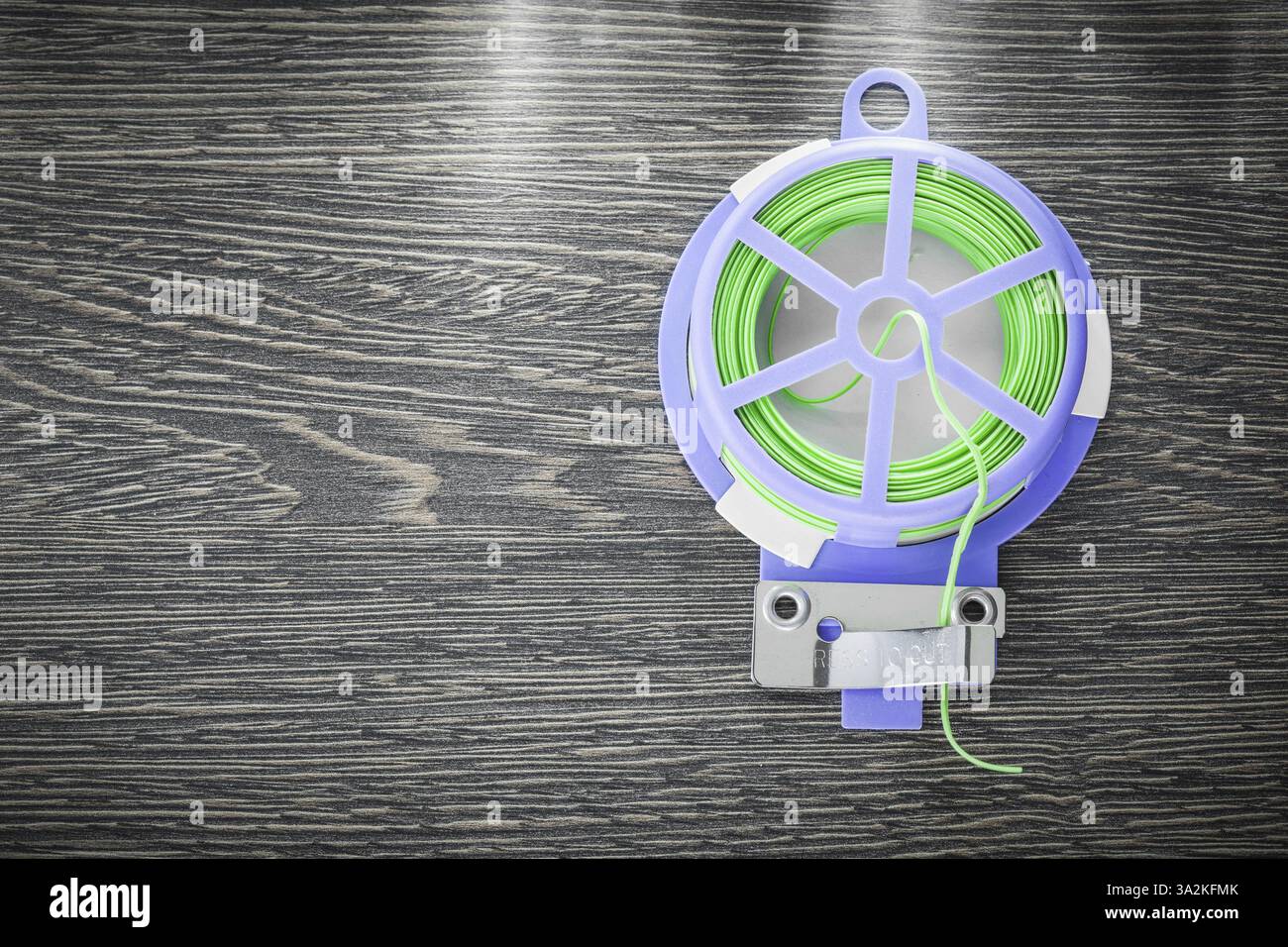 Fascetta serrafili morbida su tavola di legno Foto Stock