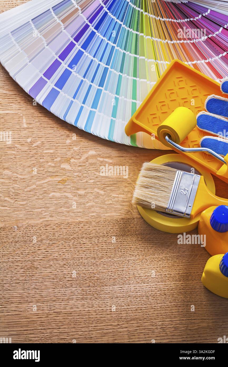 Set di strumenti di verniciatura e guida alla tavolozza colori pantone sul concetto di manutenzione delle tavole in legno Foto Stock