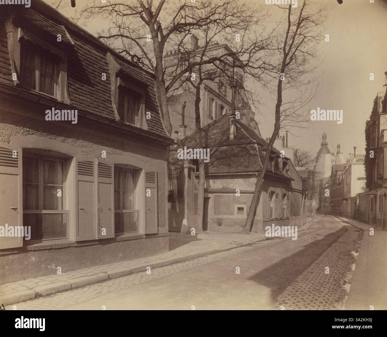 La fotografia di Eugène Atget del 1901 mostra una vecchia casa in Rue Raynouard a Passy, concentrandosi sull'architettura storica dell'edificio. Foto Stock