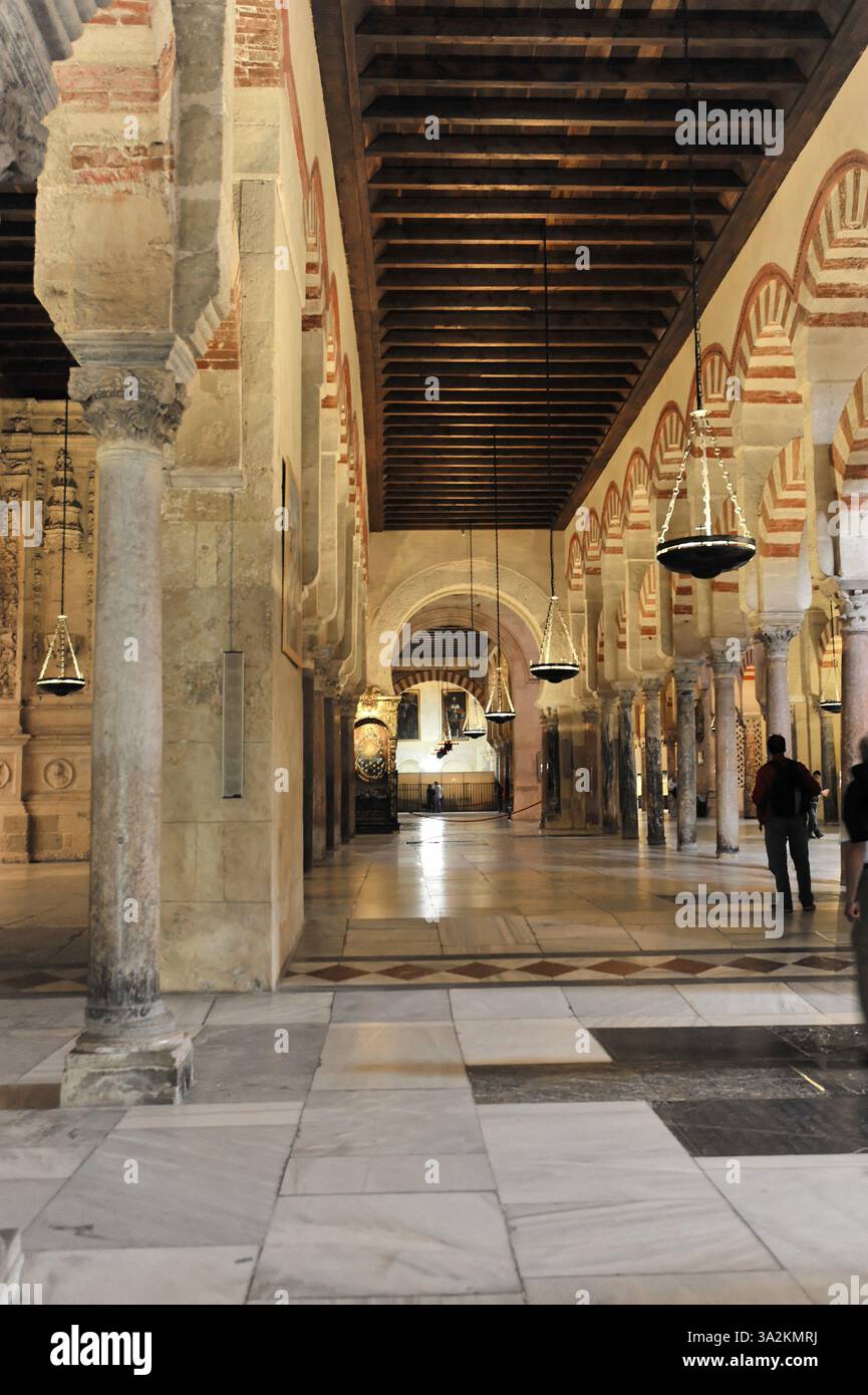 La Mezquita, Moschea, Cattedrale di Cordova, Cordova, Andalusia, Spagna, Europa, lungo corridoio con archi decorativi e pavimenti in pietra, Europa Foto Stock