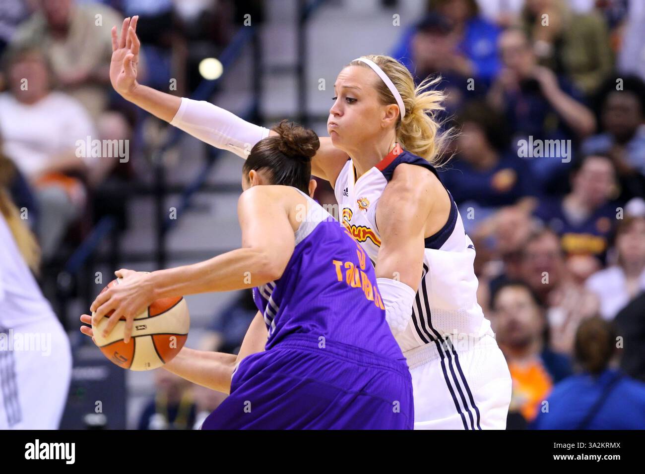12 giugno 2014 - Uncasville, Connecticut, Stati Uniti - 12 giugno 2014: Katie Douglas (23) difende Diana Taurasi (3) della guardia solare del Connecticut durante la seconda metà della partita di basket WNBA tra il Connecticut Sun e Phoenix Mercury alla Mohegan Sun Arena. Il Connecticut sconfisse Phoenix 96-95. Anthony Nesmith/CSM(immagine di credito: © Anthony Nesmith/Cal Sport Media/ZUMAPRESS.com) Foto Stock