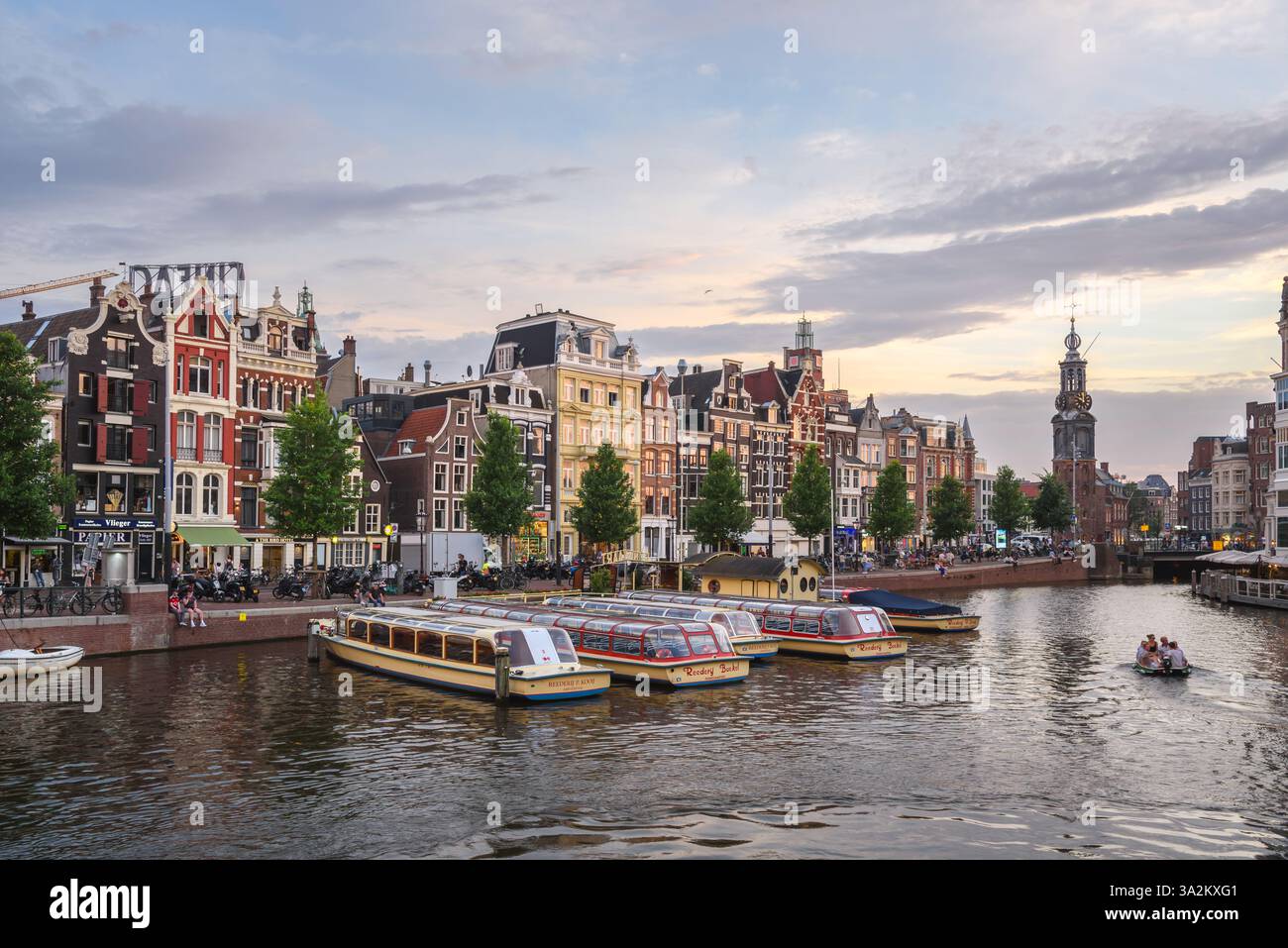Amsterdam, Paesi Bassi - 23 giugno 2022: Architettura tradizionale lungo via Amstel al tramonto. Foto Stock