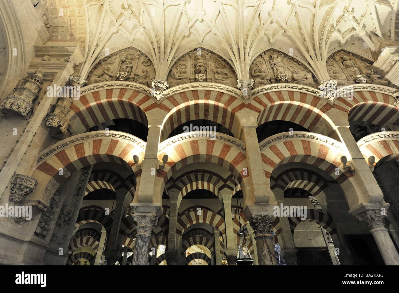 La Mezquita, Moschea, Cattedrale di Cordova, Cordova, Andalusia, Spagna, Europa, vista interna con archi rossi e bianchi, motivi decorativi e storici Foto Stock