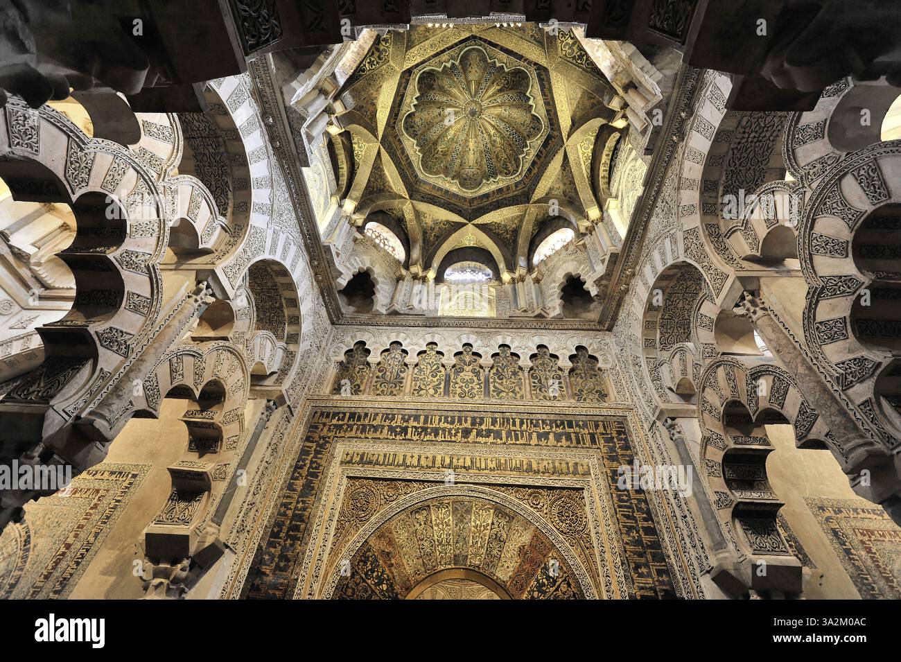 La Mezquita, Moschea, Cattedrale di Cordova, Cordova, Andalusia, Spagna, Europa, soffitto decorativo e pareti in stile islamico con motivi geometrici, E. Foto Stock