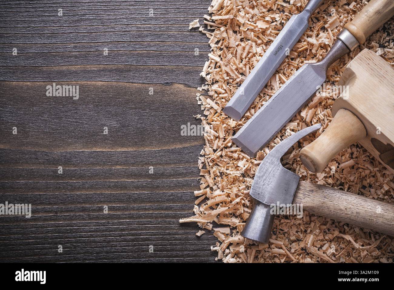 Scalpelli piatti e trucioli di pianificazione in legno su una versione vintage in legno con spazio di copia Foto Stock