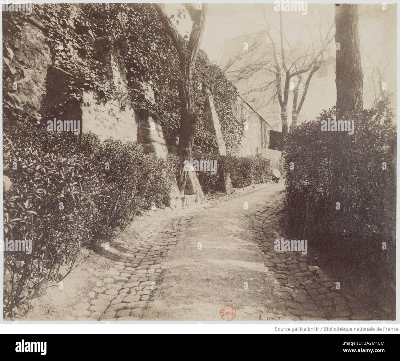 In questa immagine, Eugène Atget fotografa l'ingresso al Parc Delessert al 33 di Rue Raynouard, mostrando la porta e il paesaggio urbano circostante di Parigi dei primi del XX secolo. Foto Stock