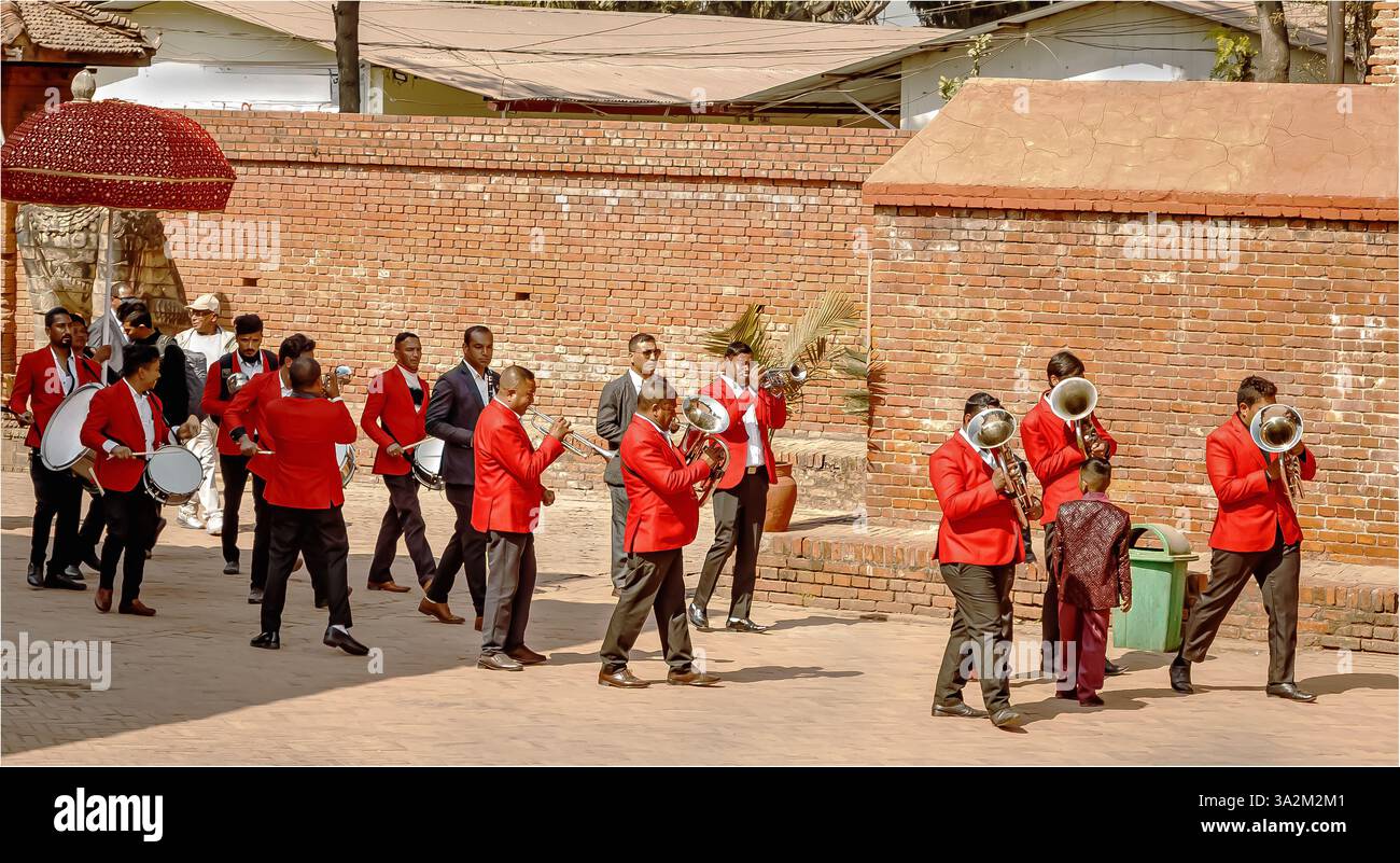Dunbar Square, Bhaktapur, Nepal - 10 febbraio 2025 - Un gruppo di musicisti che conducono una processione nuziale a Dunbar Sqaure in Nepal Foto Stock