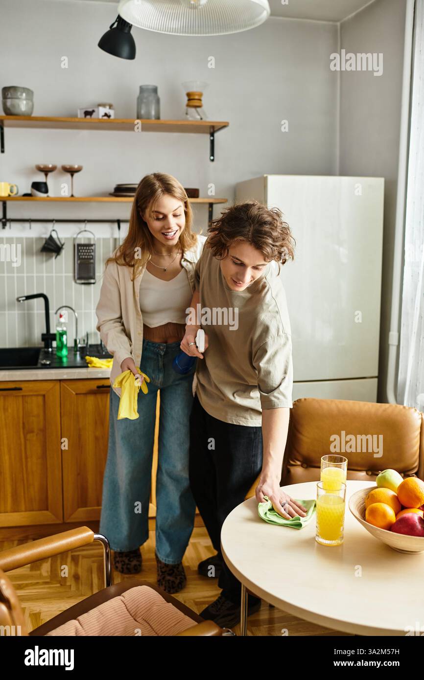 Una coppia amorevole condivide un momento confortevole a casa, pulendo e godendo la compagnia reciproca. Foto Stock