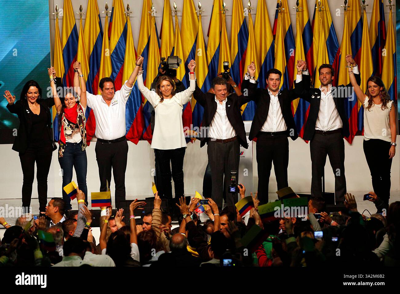 15 giugno 2014 - Bogotà, Cundinamarca, Colombia - Bogotà, Colombia 15 de junio de 2014. El candidato por el partido de la Unidad Nacional a la presidencia de Colombia, Juan Manuel Santos, celebra junto a sus seguidores y familiares tras lograr ser reelegido en segunda vuelta y derrotar en las urnas a Oscar Ivan Zuluaga del partido Centro Democratico. Foto / Carlos Ortega / CEET (immagine di credito: © El Tiempo/GDA/ZUMAPRESS.com) Foto Stock