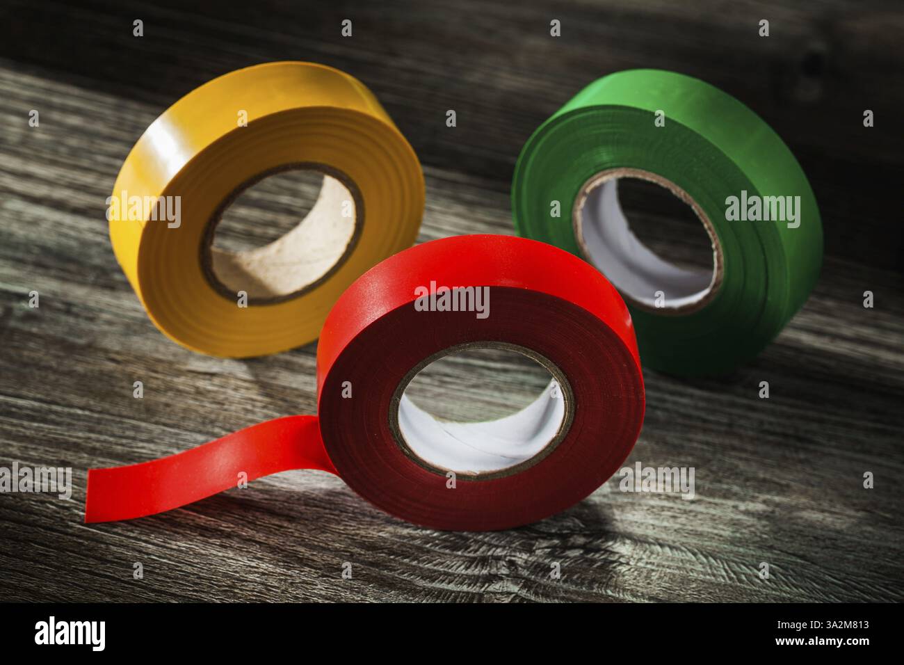 Set di nastri laminati su un pannello di legno vintage Foto Stock