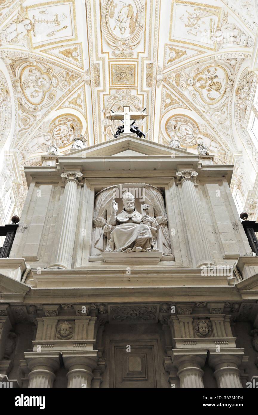 La Mezquita, Moschea, Cattedrale di Cordova, Cordova, Andalusia, Spagna, Europa, struttura barocca con un soffitto riccamente decorato e un religiou centrale Foto Stock